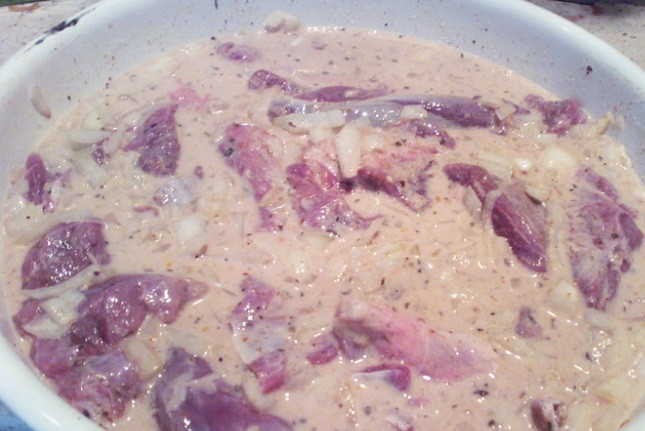 1. Этап. Жаркое из косули: После сделайте новый маринад. Кефир соедините со всеми приправами и солью. Лук почистите, нарежьте кубиками, добавьте в кефир. Мясо достаньте из старого маринада и залейте новым на 7 часов.