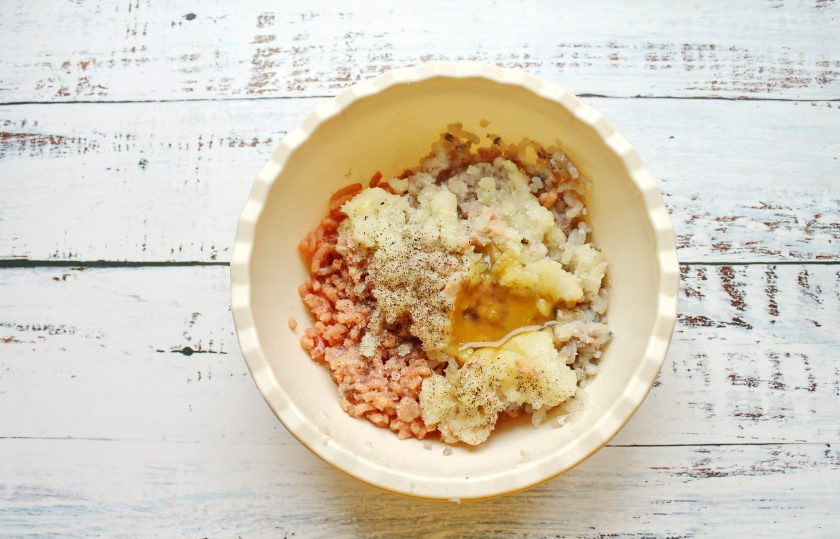 1. Этап. Котлеты из трески и лосося: Добавьте в рыбный фарш яйцо, посолите и поперчите.