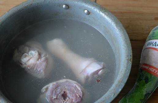 1. Этап. Острое рагу из индейки А-ля Такторитан: Кладём куски индейки в казан (кастрюлю) заливаем крутым кипятком, накрываем крышкой, оставляем на 15-20 минут.