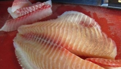 1. Этап. Рыбные котлеты из тилапии: Филе ополосните, обязательно удалите из него все кости. Измельчите рыбу до состояния фарша (в блендере).