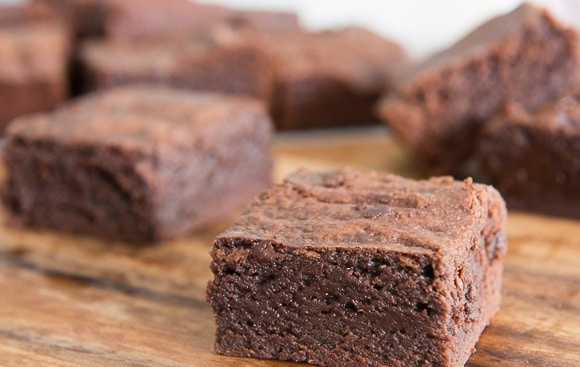 1. Этап. Шоколадно-кокосовое брауни: 7. Дайте брауни остыть, а затем нарежьте его квадратиками. Приятного чаепития!