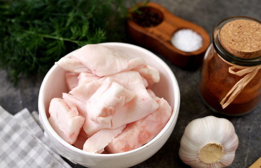 1. Этап. Закуска «Казачья»: Подготовьте ингредиенты. Сало берите без шкурки, в магазинах часто продают такое для шкварок.