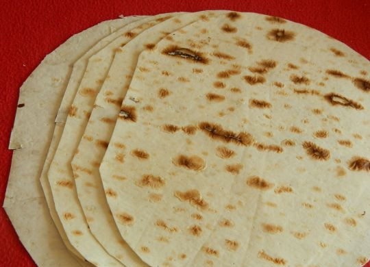 1. Этап. Лаваш с сыром в мультиварке: 1. Разворачиваю тонкий лаваш, вырезаю из него одинаковые круги (по форме чаши мультиварки), у меня получилось 7 штук.