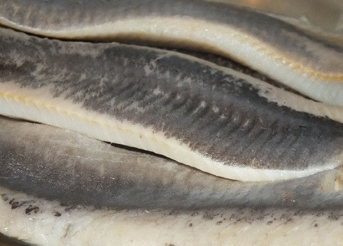 1. Этап. Салат из фасоли консервированной: Очистим селедку от кожи и костей.