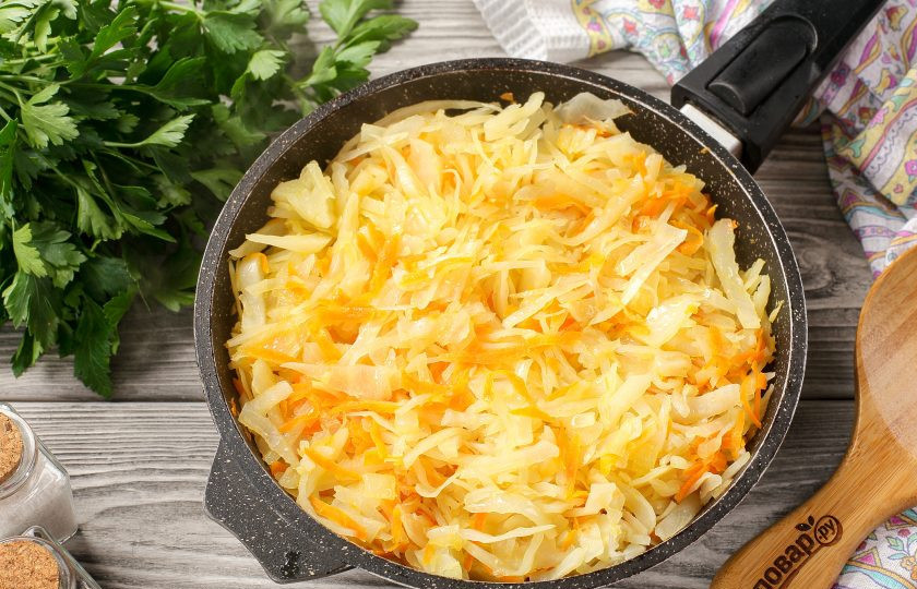 1. Этап. Блинчики с мясом, морковью и капустой: Добавьте тонко нашинкованную капусту и обжарьте на сильном огне, часто перемешивая, до мягкости и неоднородной поджаристости, около 7-10 минут.