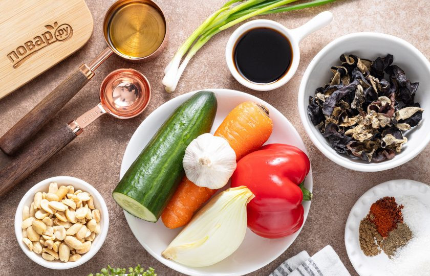 1. Этап. Закуска с древесными грибами и арахисом: Подготовьте все ингредиенты.