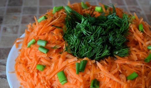 1. Этап. Салат Гнездо глухаря диетический: Вокруг выложить натертую морковь. Посыпать морковь нарезанным луком. Сверху, в центр выложить мелко нарезанный укроп.