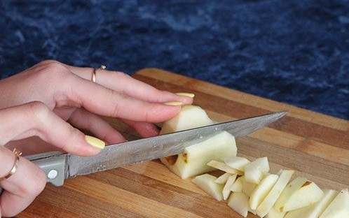 1. Этап. Яблочный джем в хлебопечке: 2. Мякоть нарежьте очень тонкими ломтиками.