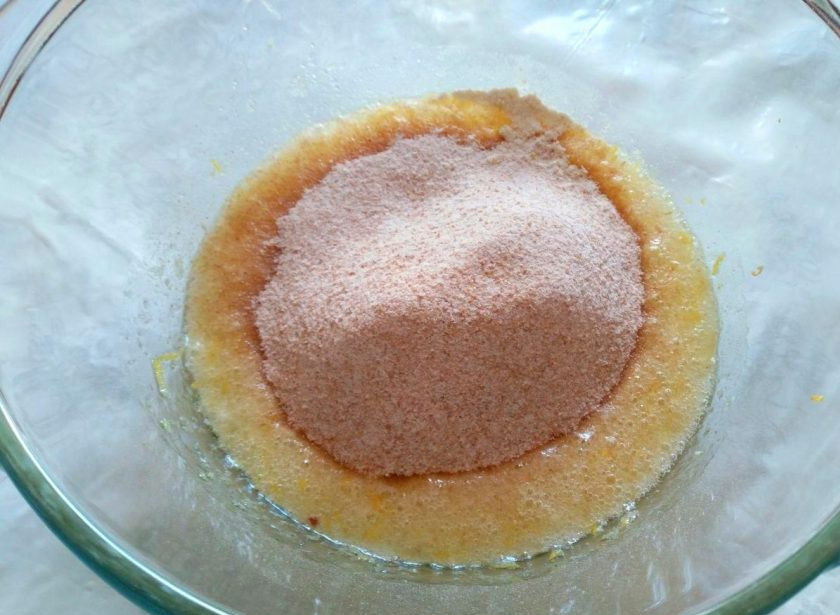 1. Этап. Лимонный крамбл с ягодами: Введите в лимонную массу просеянную цельнозерновую муку и перемешайте.