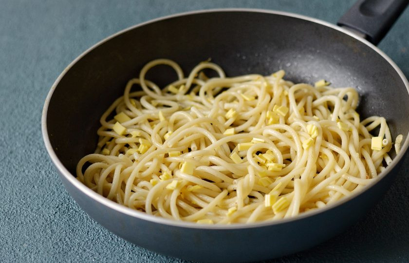 1. Этап. Спагетти с лимоном: В конце сбрызните спагетти лимонным соком, поперчите и посыпьте тертым сыром.