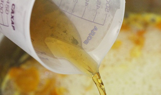 1. Этап. Мандарины в коньячном сиропе: Влить коньяк.