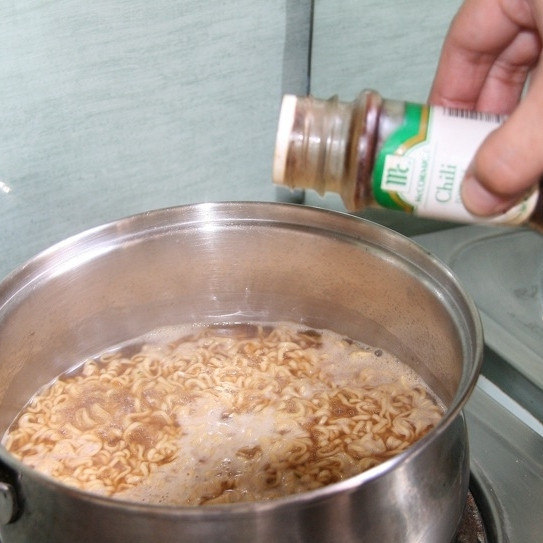 1. Этап. Рамен с яйцом: Чтобы блюдо не было безвкусным, туда же добавляем специи по вкусу. Я люблю острое, поэтому добавил острый чили перец (молотый).