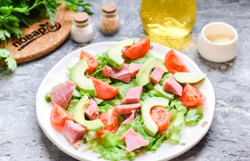 1. Этап. Салат из авокадо с ветчиной: Авокадо выбирайте мягкий, спелый. Нарежьте авокадо кусочками и добавьте в салат.