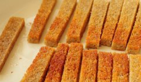 1. Этап. Гренки с чесноком и яйцом: Обжариваем хлебные палочки на растительном масле с двух сторон до появления золотистой корочки.