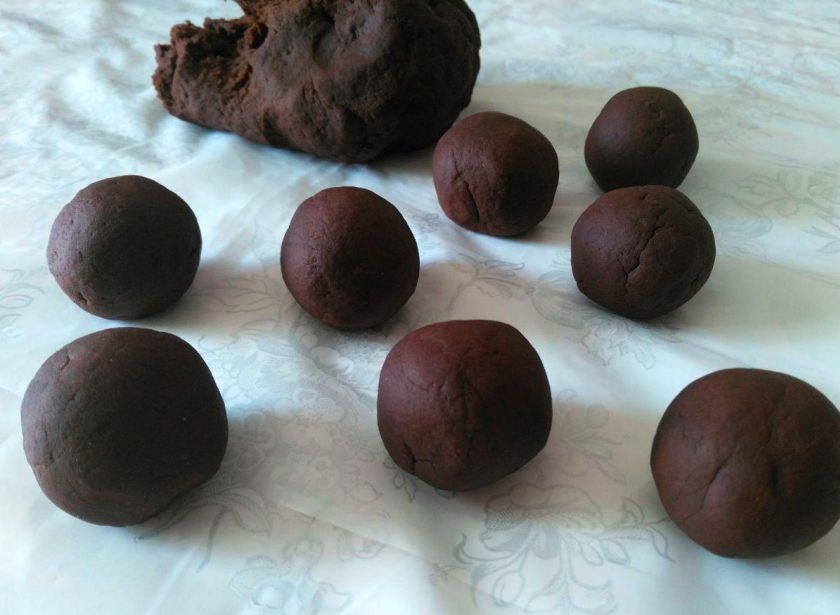 1. Этап. Трюфельные пряники: Отщипывая от готового теста небольшие кусочки, сформируйте шарики диаметром 2-2,5 см.