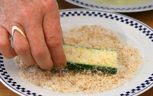 1. Этап. Кабачки в кляре в духовке: Кабачок обваляйте в сыре.