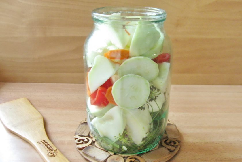 1. Этап. Патиссоны на литровую банку на зиму: Снова добавьте перец, морковь и патиссоны. Заполните банку доверху.