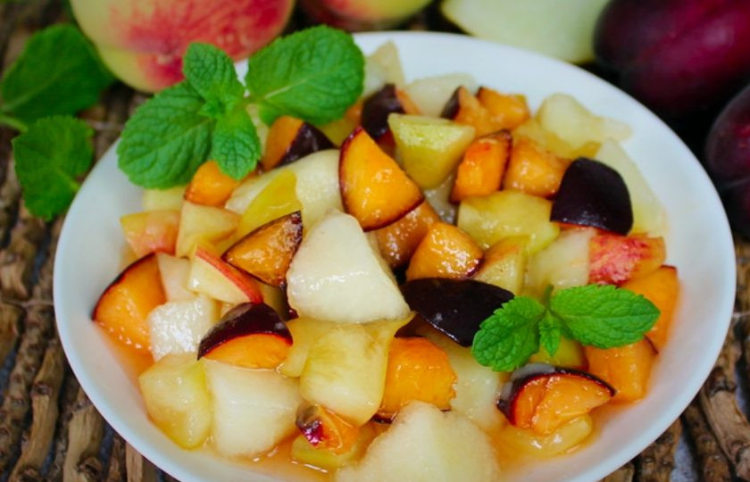 1. Этап. Фруктовый салат из дыни, персика и черного абрикоса: Салат из дыни, персика и абрикоса готов. Дополняем его листочками мяты и подаем к столу. Приятного аппетита!