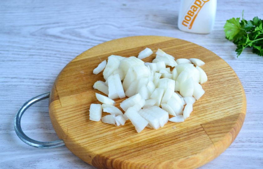 1. Этап. Гречка по-купечески с грибами: Лук мелко порубите. Количество лука можете увеличить или уменьшить по своему вкусу.