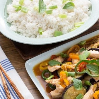 Куриная грудка с баклажанами и перцем