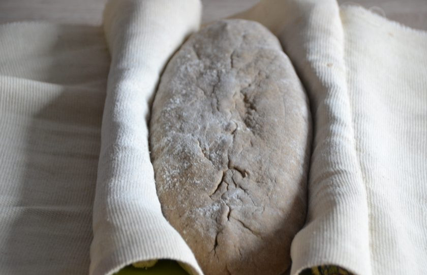 1. Этап. Ржаной заварной хлеб на закваске: Подготовьте место для расстойки, это может быть ткань, салфетка, в которую следует хорошо вбить муку. Выложите заготовку хлеба 