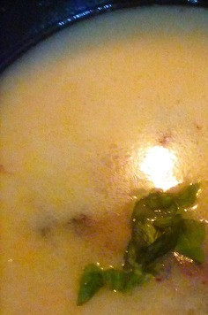 1. Этап. Суп-пюре из батата и черники: Пробить суп погружным блендером и добавить соус. Украсить оставшимся листком базилика. Приятного аппетита.