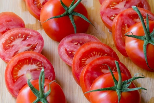 1. Этап. Закуска из помидоров с сыром: 2. Помидоры острым ножом нарежьте на 4 средних ломтика. Не перемешивайте ломтики между собой. Лучше всего для этой закуски подойдут плотные, не слишком сочные помидорчики.