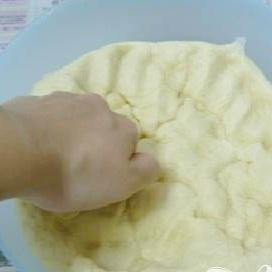 1. Этап. Утренние булочки: Сначала, придавите тесто к дну миски, что бы вышел воздух и, затем, доставайте.