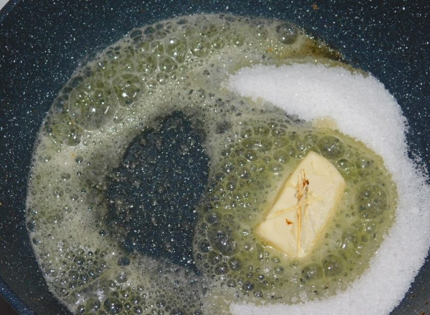 1. Этап. Творожные блины с карамельными яблоками: Для приготовления яблочной начинки растопите на сковороде сливочное масло. Добавьте сахар и доведите до полного его растворения, помешивая.