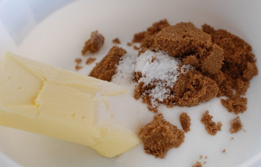 1. Этап. Печенье с шоколадом и зефирками: 1. Смешайте масло с белым и коричневым сахаром, добавьте соль.