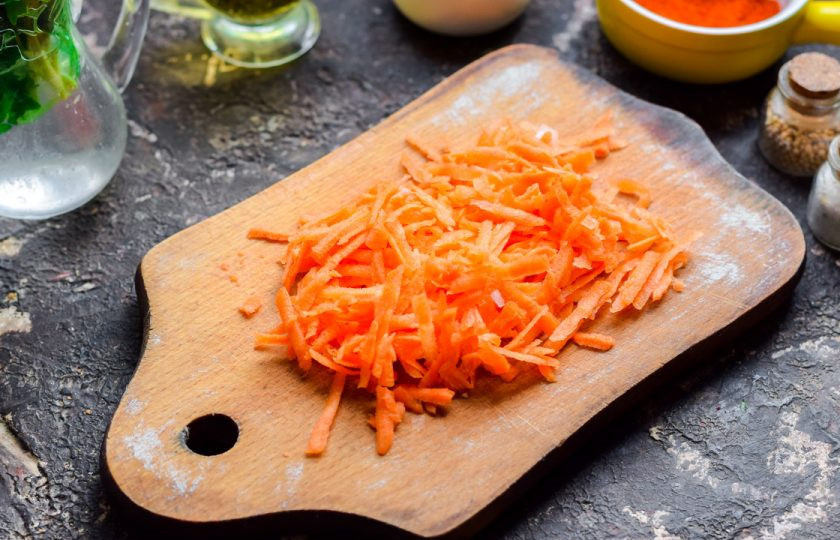 1. Этап. Постный суп с вермишелью: Морковь очистите и натрите на средней терке.