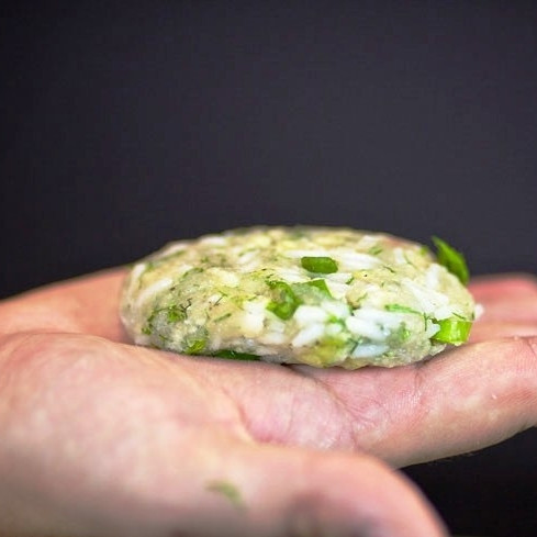 1. Этап. Рыбные котлеты с рисом: Формируем из получившегося фарша небольшие котлетки.