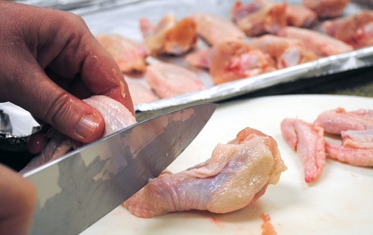 1. Этап. Крылышки под соусом Барбекю: 1. Разогрейте духовку до 180 градусов. Крылышки вымойте, обсушите и при желании разрежьте. Выложите на противень, застеленный фольгой или пергаментом. Подсолите немного и поперчите по вкусу. Отправьте противень в духовку минут на 20.