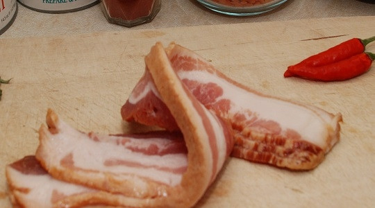 1. Этап. Турецкий суп из чечевицы: 2. Нарежьте мелкими кубиками бекон и перец чили по вкусу.