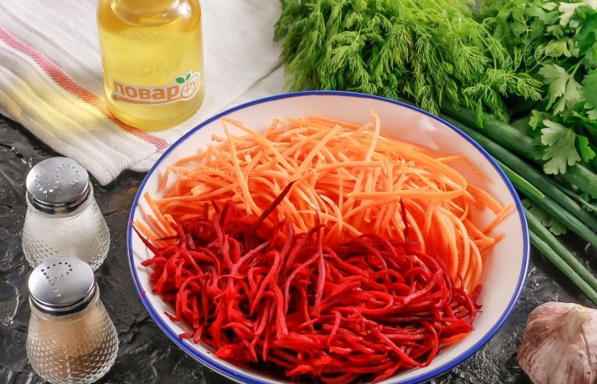 1. Этап. Салат из свеклы и моркови по-корейски: Очистите морковь и свеклу от кожуры, промойте в воде. Натрите каждый очищенный корнеплод на терке для моркови по-корейски.