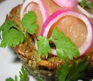 1. Этап. Гнезда с красной рыбой: 4. Когда корзинки (или птичьи гнезда) испеклись, вынимаем их, даем немного остыть, и наполняем начинкой. Начинка может быть любой, на ваше усмотрение. Мы используем здесь красную рыбу.