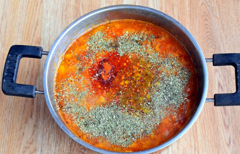 1. Этап. Суп из чечевицы «Масурдал»: Добавьте в суп куркуму, паприку, свежую или сухую зелень кинзы. Перемешайте суп, накройте крышкой и отключите нагрев. Дайте супу постоять 15-20 минут.