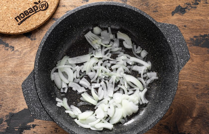 1. Этап. Жареные вешенки в соевом соусе: Репчатый лук нарежьте полукольцами, обжарьте до мягкости 2-3 минуты.