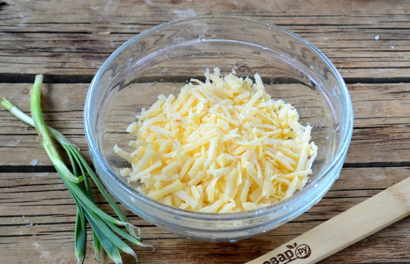 1. Этап. Сырный пирог из армянского лаваша: Сыр натрите на крупной терке.