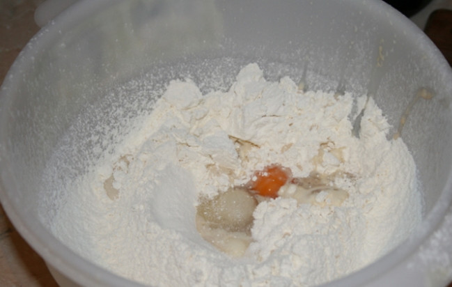 1. Этап. Китайские пирожки на пару: 2. В просеянную муку вбиваю куриное яйцо и вливаю заранее растопленное сливочное масло, вливаю эту смесь в приготовленную опару.