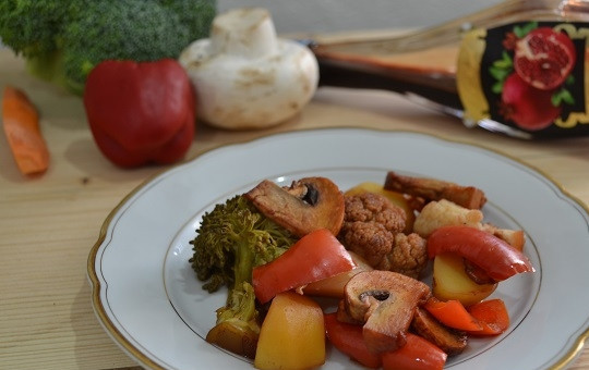 1. Этап. Овощи с гранатовым соусом: 13. Подавайте овощи к столу горячими. Приятного аппетита!