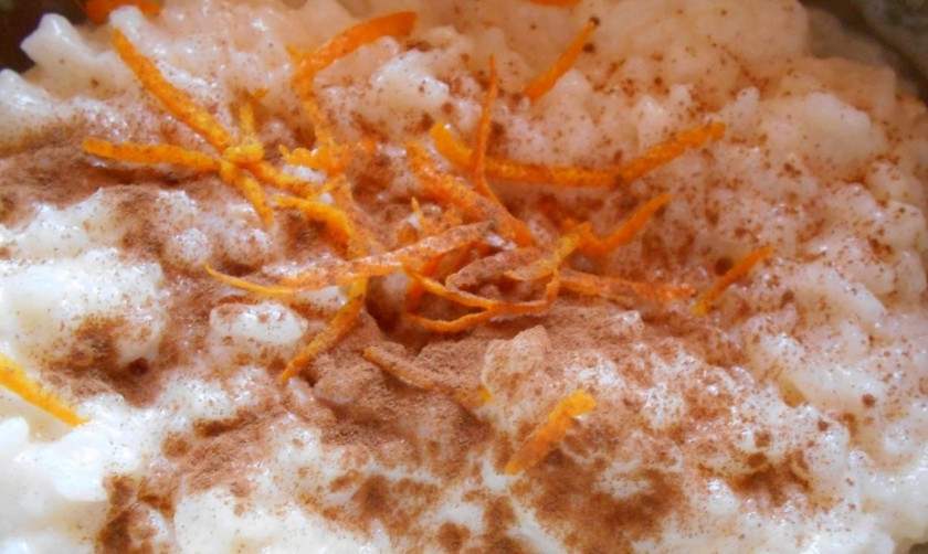 1. Этап. Паровой рисовый пудинг: 6. Добавляю немного цедры, корицы, сахарного песка и перемешиваю.