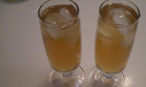 1. Этап. Коктейль с оливкой: Затем вермут с соком.