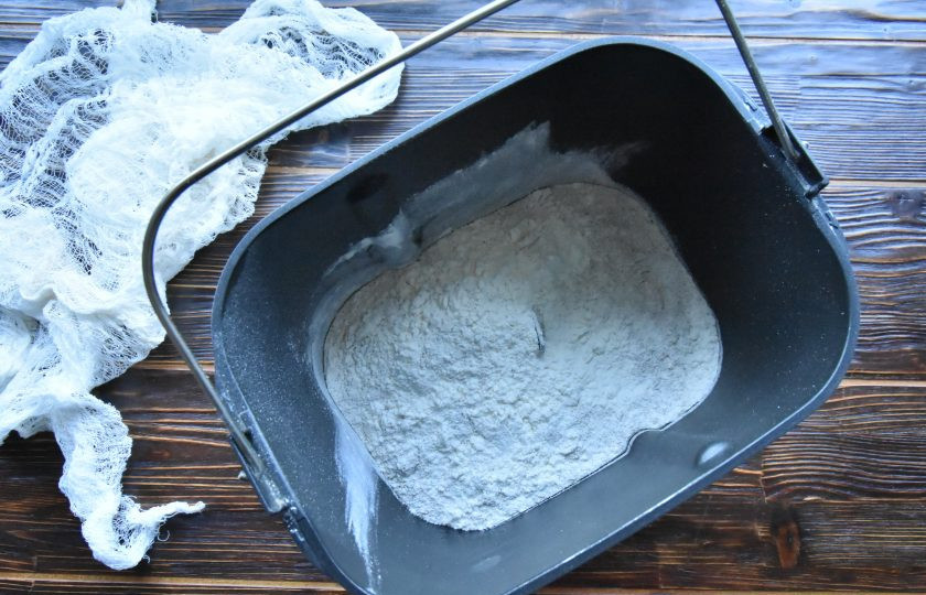 1. Этап. Дарницкий хлеб на закваске в хлебопечке: Подготовьте устройство к работе. Извлеките емкость из хлебопечки и установите в нее насадку для замеса теста. Добавляйте ингредиенты в последовательности согласно инструкции к устройству. Всыпьте в емкость сухие составляющие, смесь муки и соль.