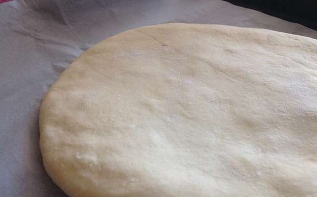 1. Этап. Хачапури из творожного теста с сыром: Залепите второй лепешкой, у нас получается круглый хачапури.