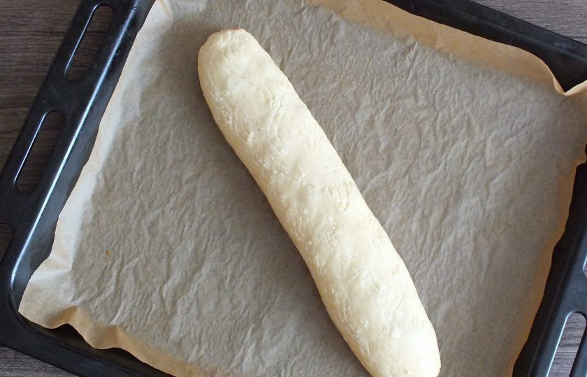 1. Этап. Творожный рулет с клюквой: Полученный рулет переложите на противень. Смажьте его взбитым яйцом и вилкой сделайте волнообразный орнамент. Это по желанию. Поставьте выпекаться рулет в разогретую до 180 градусов духовку на 45-50 минут.