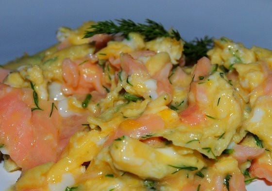 1. Этап. Яичница с семгой: Поскольку яйца полностью не зажариваются, яичница выходит очень нежной и просто тает во рту. Приятного вам аппетита!