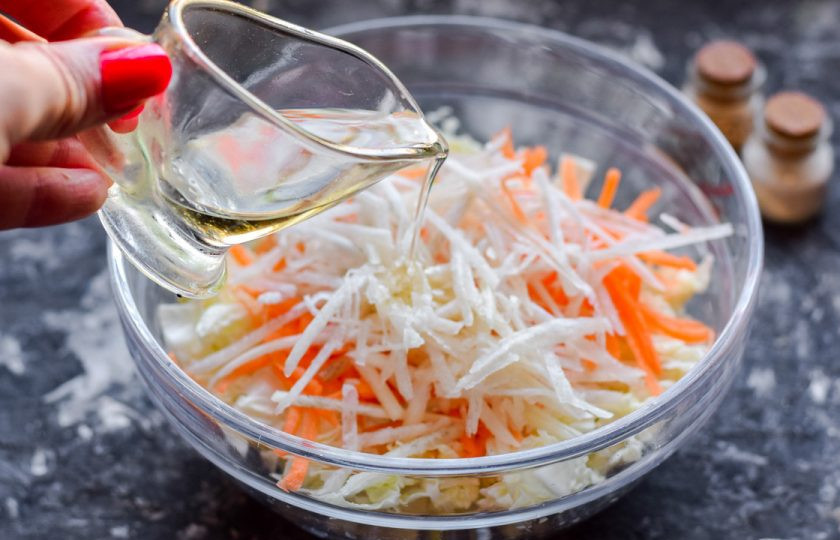 1. Этап. Салат с пекинской капустой и дайконом: Заправьте салат маслом и лимонным соком.
