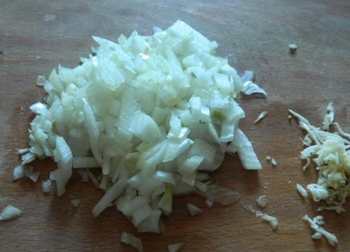 1. Этап. Юварлакья: 2. Репчатый лук нарезаем мелко, а чеснок можно натереть на мелкой терке. На небольшом количестве растительного масла обжариваем сначала лук, а через несколько минут добавляем чеснок, жарим еще несколько минут.