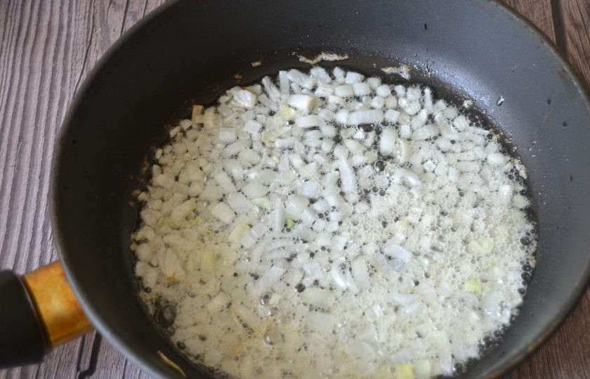 1. Этап. Суп из сыроежек: Обжарьте лук до мягкости.
